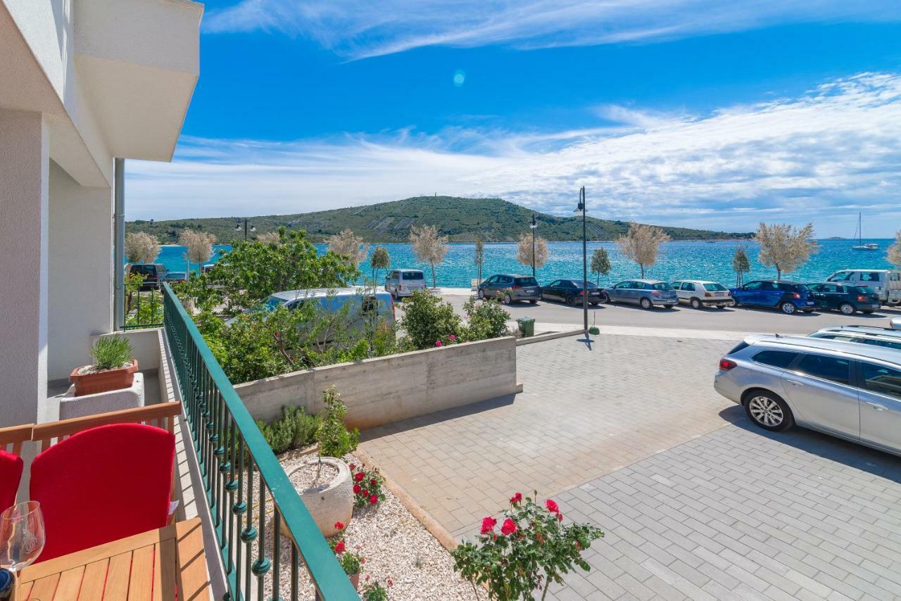 Beachfront Apartments Villa Sisa Примоштен Экстерьер фото